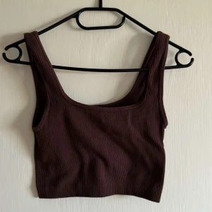 Mörkbrun ribbad linnetopp - Säljer en mörkbrun ribbad linnetopp.