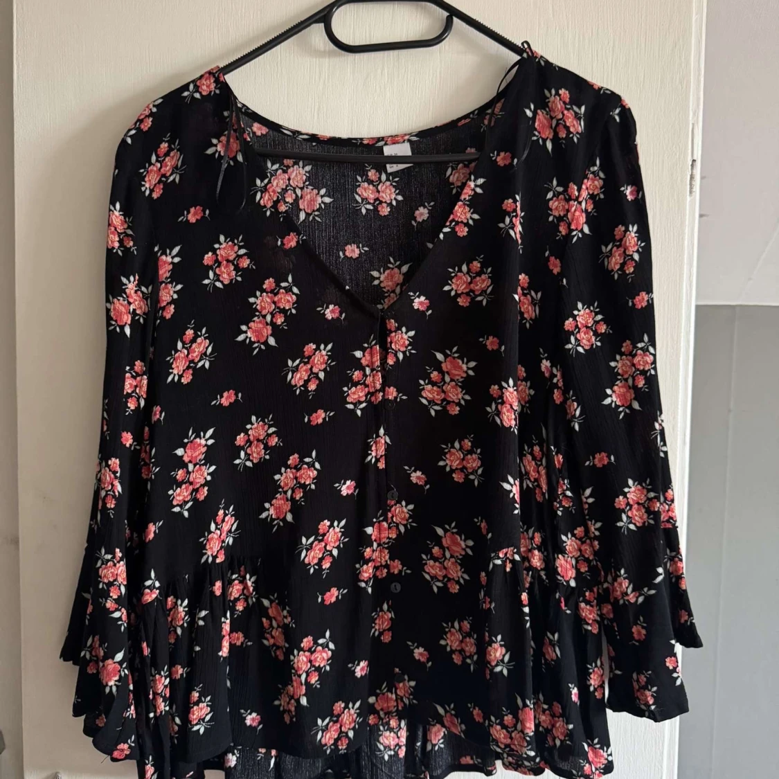 Svart blommig blus med volang