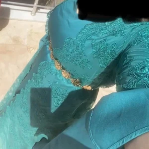 Kurdisk klänning, kaftan - Grön krudisk klänning, 2 delar. Skärp medföljer inte. Använd 2 gånger, kemtvättad. Meddela för för fler bilder. Storlek är justerbar