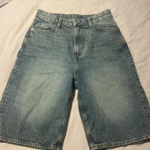 Långa shorts från H&M  - Baggy shorts från H&M jag säljer dom för att dom inte kommer till användning ❤️❤️