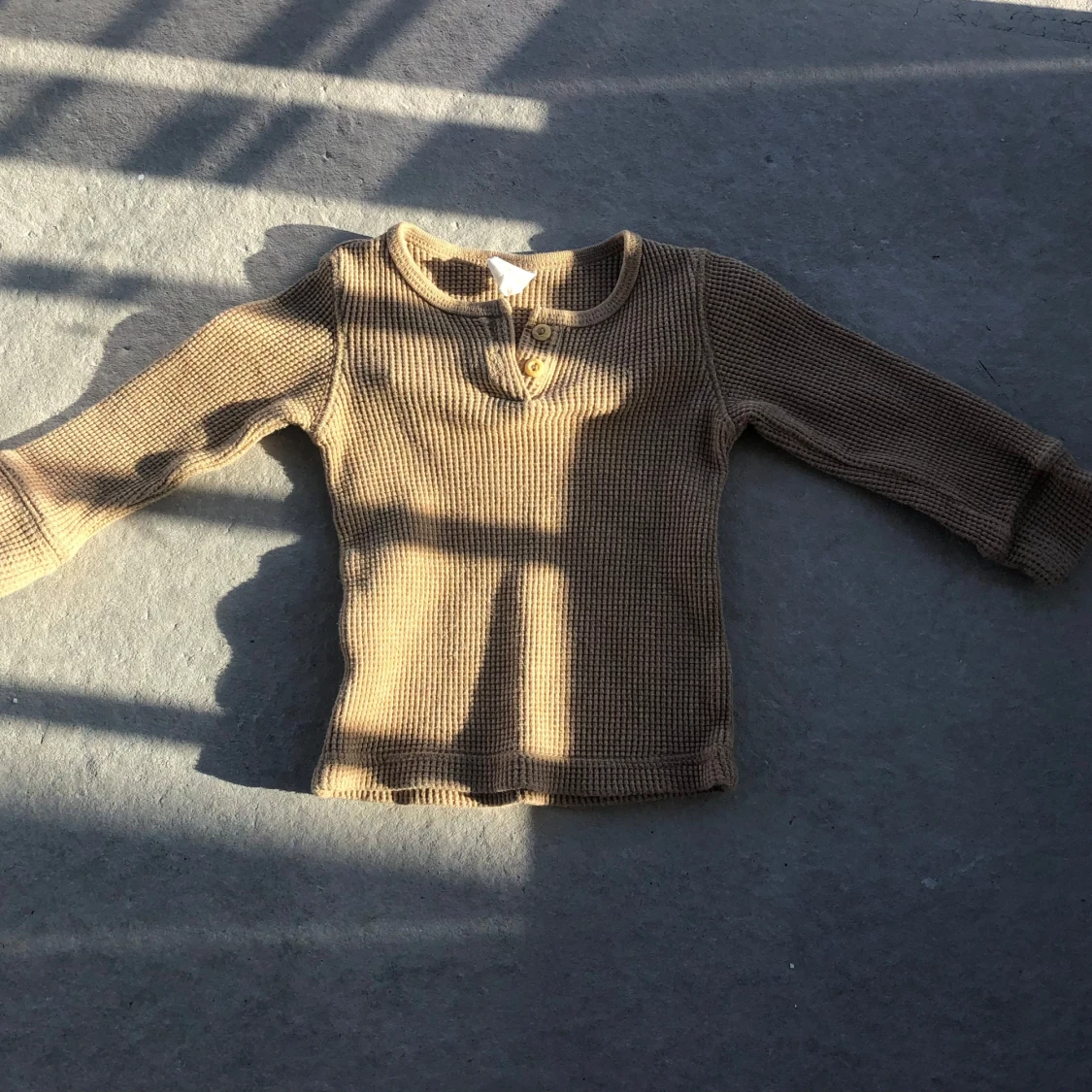 Beige ribbad långärmad tröja med knappar