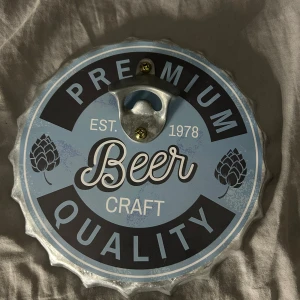 Kapsyl ”tavla ” - Typ helt ny , snygg att ha på väggen eller ståendes på något.