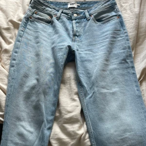 Ljusblå jeansbyxor från 157 - Ljusblå jeansbyxor från 157 i klassisk femficksmodell. Byxorna har raka ben och normal passform med knapp och dragkedja framtill. Perfekta för en avslappnad stil och lätta att matcha med olika toppar.