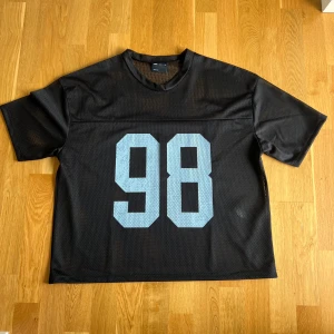 Mesh top - Säljer dena rutiga/nät/mesh t shirten från asos som ALDRIG använts. Den är väldigt cool och passar bra med en t shirt under. 