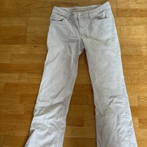 Beigea lågmidjade manchesterbyxor - Beiga lågmidjade manchesterbyxor i bootcut modell köpa på hm. Liten liten fläck längst ner på benet, som jag dock tror går bort i tvätten!