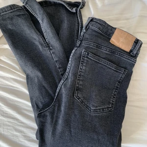 Svarta jeans med slits  - Svarta jeans med slits från zara, älskar dessa men tyvärr så är dom lite för tighta så kommer tyvärr inte till användning⚡️