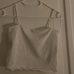 Vit tubtopp med spaghetti straps - Aldrig använt precis som nytt. Skriv om ni vill ha fler bilder eller har några frågor 