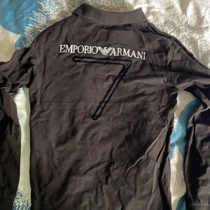Longsleeve Armani piké - Unik o bara allmänt fet tröja som tyvärr e lite liten på mig, jag är lite osäker på om den e äkta eftersom jag köpte den på second hand