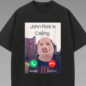 John Porka 📞  - Cool svart t-shirt med ett stort med en gris som Grisar John Porka ringer på luren 📞!! Finns i alla storlekar så tveka inte!!