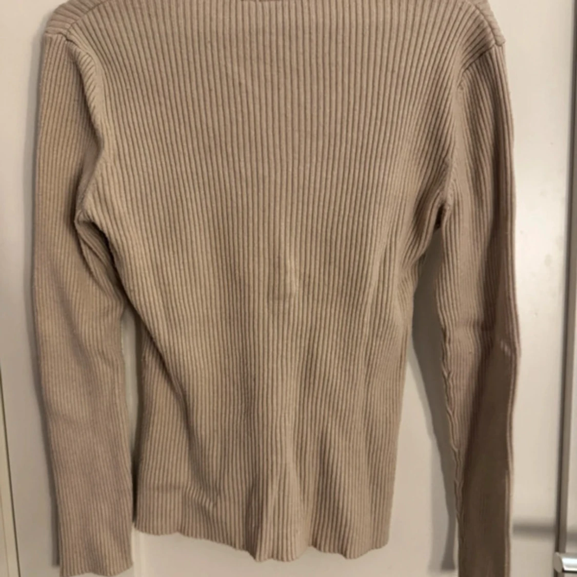 Beige ribbad långärmad tröja med knappar - 1