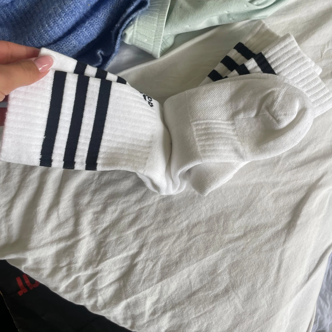 Vita sportiga långa strumpor från adidas  - 1