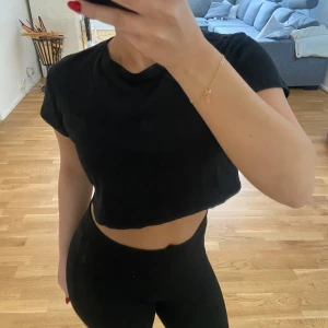 Svart croppad tshirt  - Oanvänd från Gina Tricot ”Gina young” i strl 146/152 motsvarar xs/s.