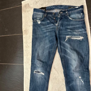 Dondup jeans george  - Storlek 32 kan passa 33 (fråga om mått). Väldigt fint skick.