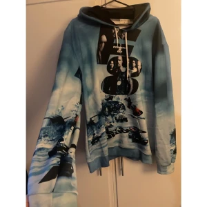 Aio Hacks Hoodie  Fast & Furious 8 oanvänd streetwear, Strl XL - Säljer en snygg hoodie med motiv från filmen Fast & Furious 8 – The Fate of the Furious Fullprint med actionscener, bilar och skådespelare tryck fram / bak samt på ärmarna nyskick storlek XL från AIO HACKS 
