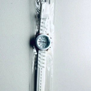 Vit oanvänd klocka - Klockren (ha!) vit klocka / armbandsur med gummiband och vit urtavla med detaljer i guld. Oanvänd, men behöver bytas batteri då den legat i smyckesskrinet ett tag.   Hämtas i Stockholm eller skickas mot porto.   Kolla gärna mina andra annonser också, stor utrensning pågår. Samfraktar gärna! 