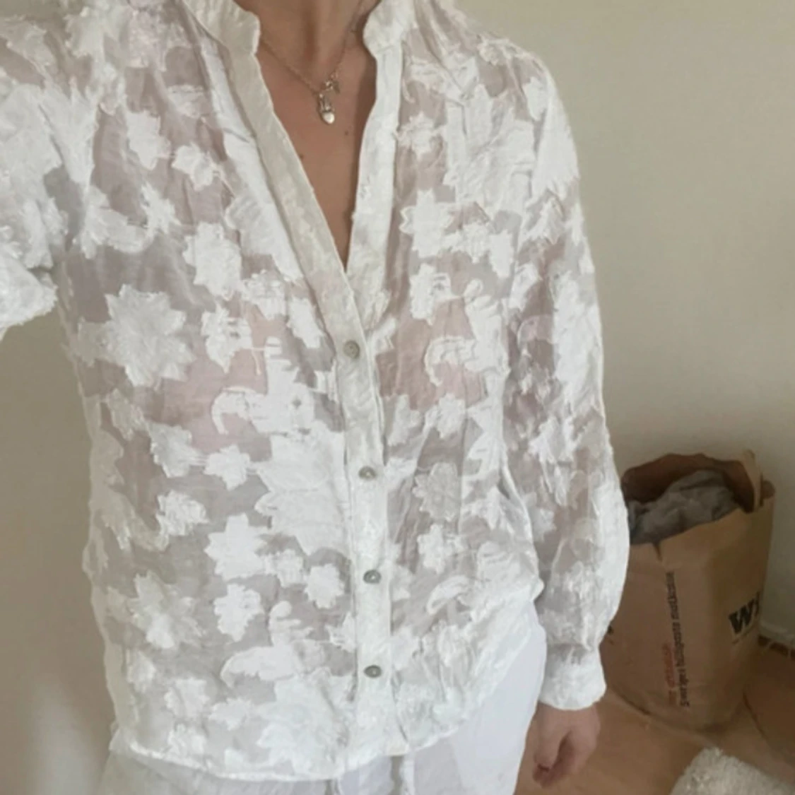 Vit blommig transparent skjorta - 1