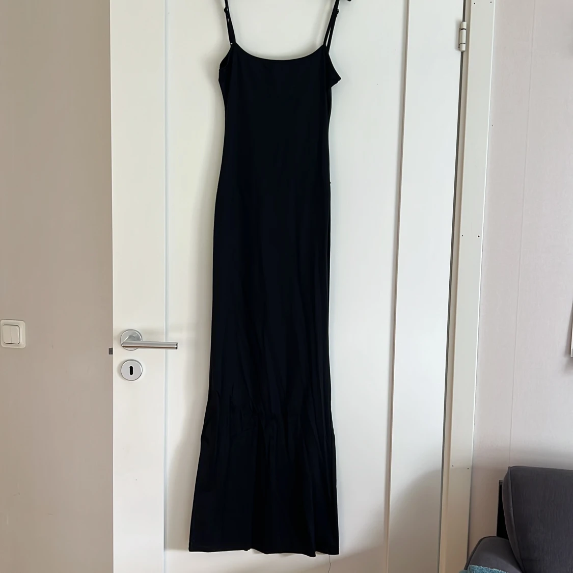 Svart långklänning med smala axelband - 2