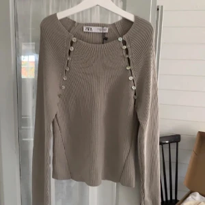 Grå topp zara!! - Snygg populär topp från zara!💖💖🥹