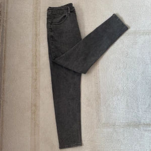 Mörkgrå skinny jeans med hög midja - Snygga mörkgrå skinny jeans med hög midja. Manfinity märke och storlek M .använt högst två gånger
