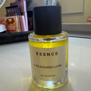 ESSNCE Carashmellow Eau de Parfum 50ml - Parfymflaska från ESSNCE med doften carashmellow, testad max 2 gånger så i princip helt ny.
