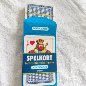 Spelkort Internationella figurer - Ett klassiskt kortlek med internationella figurer från Kärnan. Perfekt för kortspel med vänner eller familj, oavsett om du gillar poker, vändtia eller patiens. Snygg design och slitstarka kort – redo för många spelkvällar!