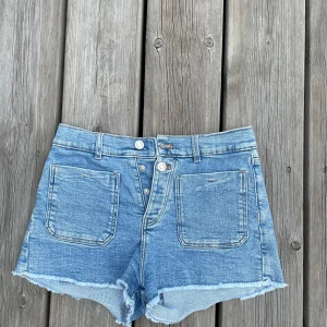 Jeansshorts Zara - Storlek 164 som även passar xs-s. Hör av vid frågor eller funderingar eller om ni vill ha bild hur de sitter på❣️