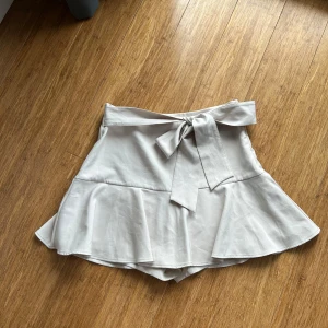 Beige volangkjol - Beige volangkjol från Zara med inbyggda shorts. Använd 2-3 gånger
