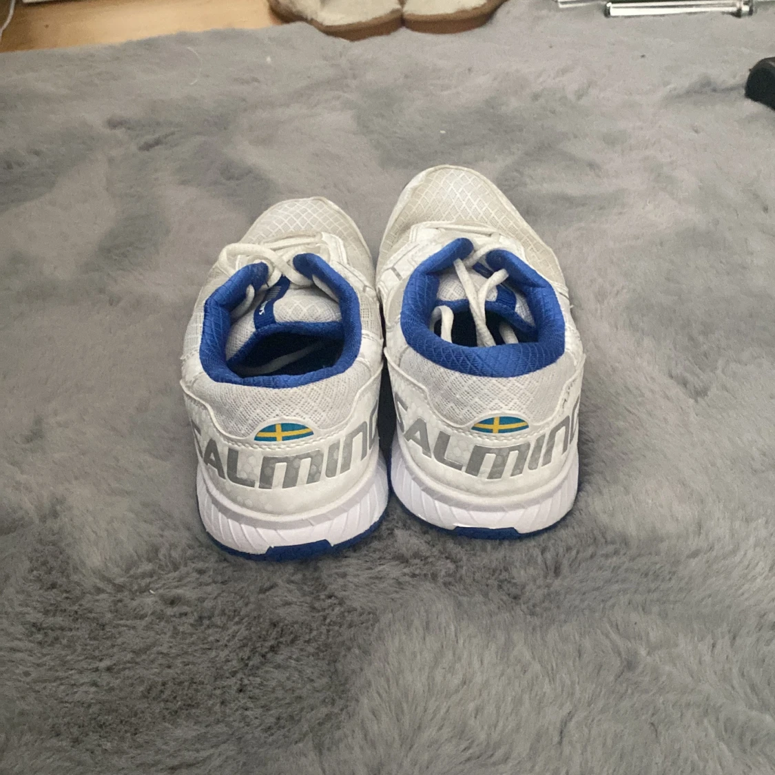 Vita och blå sneakers från Salming - 2