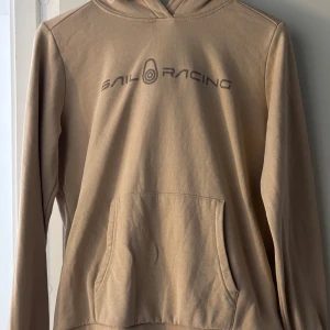 Beige hoodie från Sail Racing - Beige hoodie från Sail Racing. Använd fåtal gånger, är i bra skick.