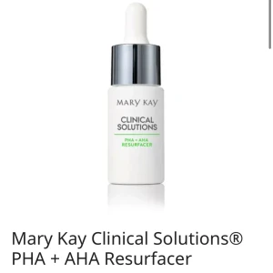 Mary Kay Clinical Solutions PHA + AHA - Mary Kay Clinical Solutions PHA + AHA Resurfacer är ett serum i vit glasflaska med pipett. Innehåller exfolierande syror för att ge huden lyster och jämnare struktur. Perfekt för dig som vill boosta din hudvårdsrutin.