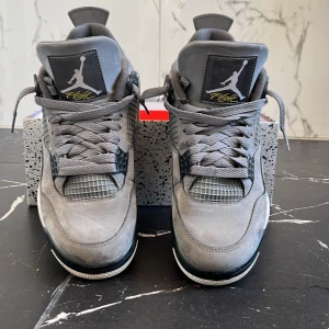 Jordan 4 cool grey - 4 månder gammla Jordan 4. Den är i helt okej skick men färg skulle dock behövas för en nyare look. Kommer i original förpackning och har QR kod. Boxen har ett hål men är i bra skick. PRISET KAN DISKUTERAS❗️❗️❗️❗️❗️