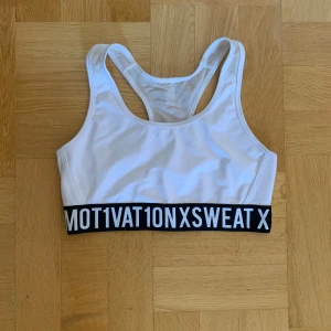 Sporttopp - Vit sporttopp med brottarrygg och brett svart resårband.