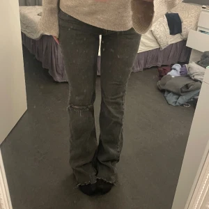 Svarta jeans med hål - Säljer dessa jeansen från Gina för att de inte kommer till användning längre! Lite slitna längst ner men annars i toppskick❤️