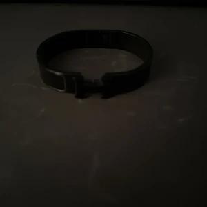 Snyggt armband - Säljer ett tvär fet h armband kan snacka om priset!