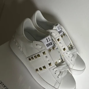 Valentino Garavani Rockstud sneakers - Säljer mina Valentino Garavani skor eftersom det var fel storlek. Har inte använt. Storlek 35. Skriv gärna innan du trycker på köp ❤️