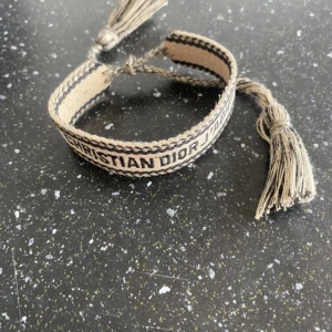 Chrsitan dior armband - Ett snyggt armband från christian dior