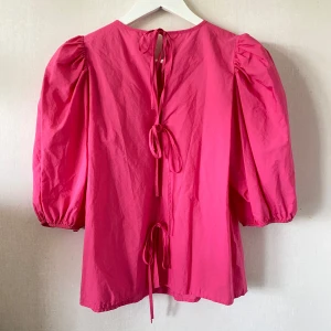 Rosa blus - Rosa blus med knytning i rygg, ballongärmar från H&M. Säljer då den inte kommer till användning 