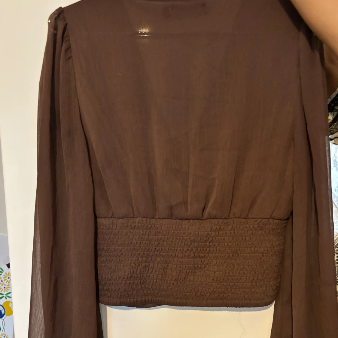 Brun blus med v-ringning från Bik Bok - 1