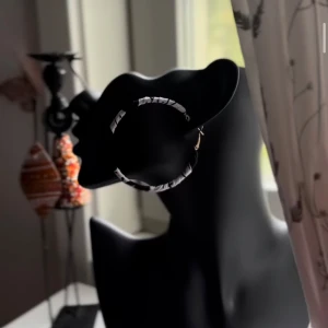 Stora svartvita hoop-örhängen - Snygga stora hoop-örhängen i svart och vitt med randigt mönster. Perfekta för dig som vill sticka ut med ett coolt och trendigt smycke. Lätta att bära och passar till många olika outfits. Följ oss på Instagram; @shop_with_tyra