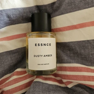 ESSNCE Dusty Amber Eau de Parfum - Parfymflaska från ESSNCE med doften Dusty Amber. Den doftar precis dom Carolina Herreras "Good Girl", den är nästan full (se på bild 3) 💕