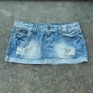 Lågmidjade jeans kjol - Så snygg jeans kjol som tyvärr inte passar mig och har därför ingen bild på! Midjemått tvärsöver:46cm Längd:26cm💕