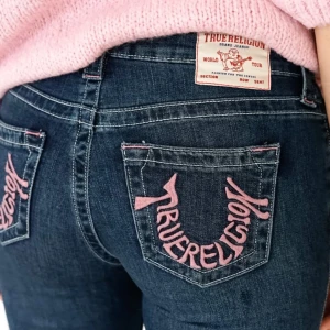 True Religion jeans - Org pris 1600kr. I bra skick. Medelhög midja typ, är lite osäker på storleken eftersom är inte hemma men kan dubbelkolla när jag e hemma. De sitter verkligen jättebra men måste sälja för få pengar🥲 kan skicka egna bilder om nån vill. 