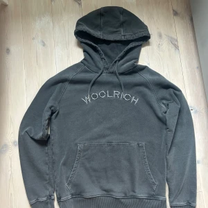 Mörkgrå hoodie från Woolrich - En fet och ovanlig mörkgrå hoodie från Woolrich med en skön tvätt som gör att den ser vintage ut.                              .                                                      Hör av er om ni har några frågor🙌