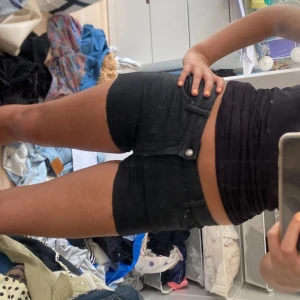Svarta shorts med låg midja  - Säljer ett par svarta shorts som är lågmidjade💕