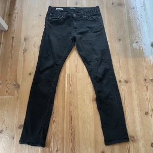 Jack and Jones slim/glenn - De klassiska och perfekta slim fit jeansen från Jack and Jones ✅ storleken är 32/32 och skicket är 9/10. Färgen är svart men har lite fade av grå ! Fler bilder kan fås om så önskas ✅ 