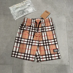Burberry shorts  - Tja säljer nu min riktigt feta burberry shorts som jag aldrig har använt, lätt dem snyggaste shortsen att ha till sommaren! Ej äkta! Storlek M kan även passa en S. Bara att fråga vid eventuella funderingar mvh 