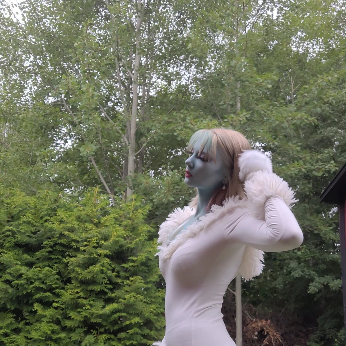 Vit långärmad klänning med fuskpäls - 3