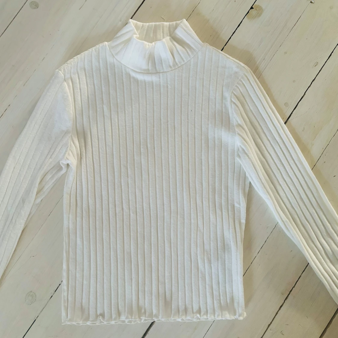 Vit ribbad polotröja från  Gina Tricot - 1