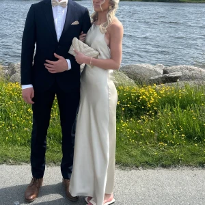 Champagnefärgad långklänning i satin - Säljer denna jättefina champangefärgade klänningen från Gina Tricot. Använd en gång på balen!🤍✨