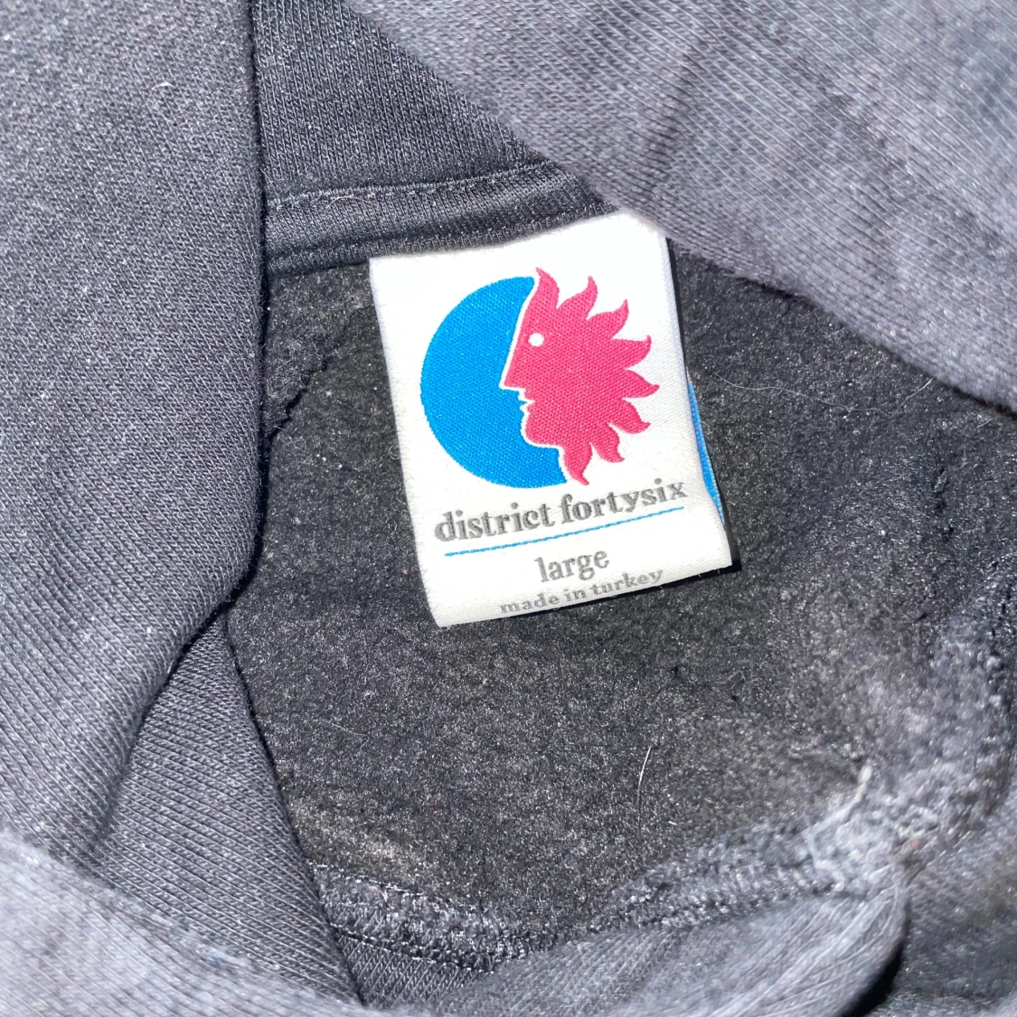 Svart hoodie District 46  - 3